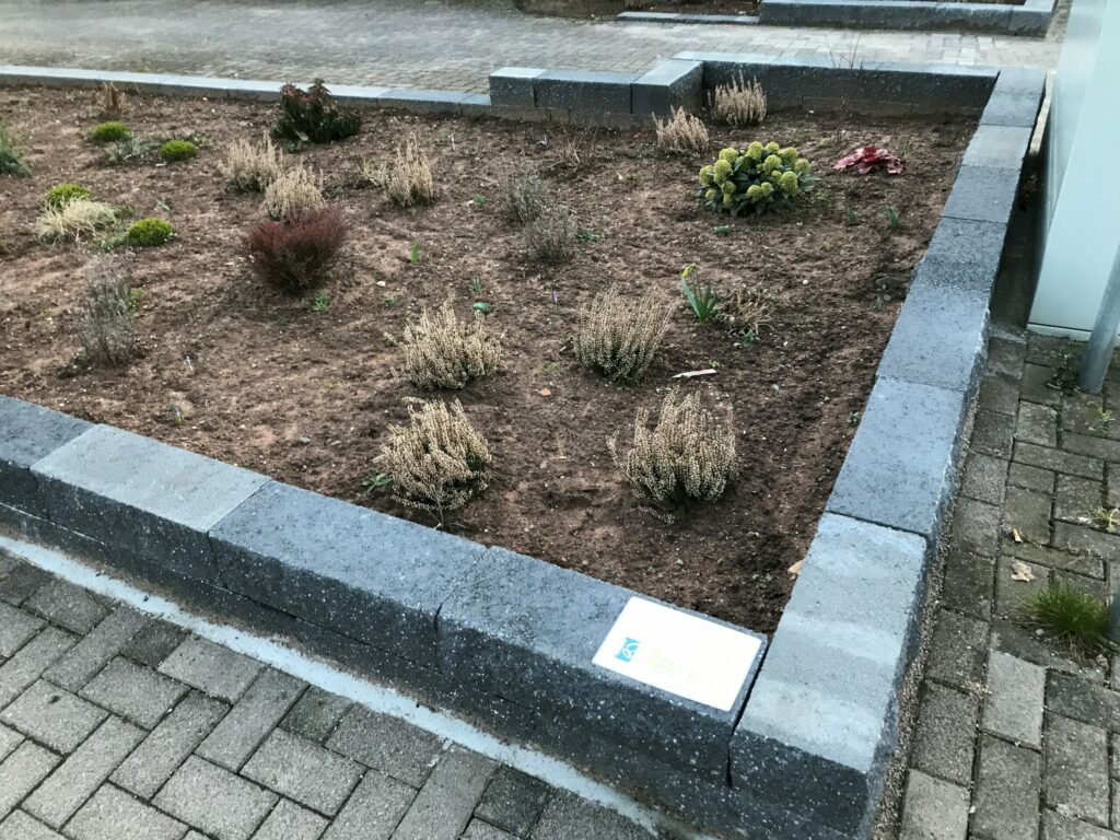 LAG-WG_Bürgerstammtisch_Raiffisenplatz_Schild2-scaled-e1647955504481