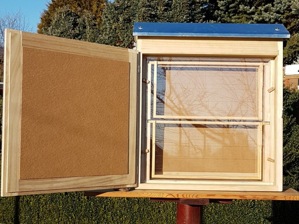 Schaukasten-offen-e1647956132256