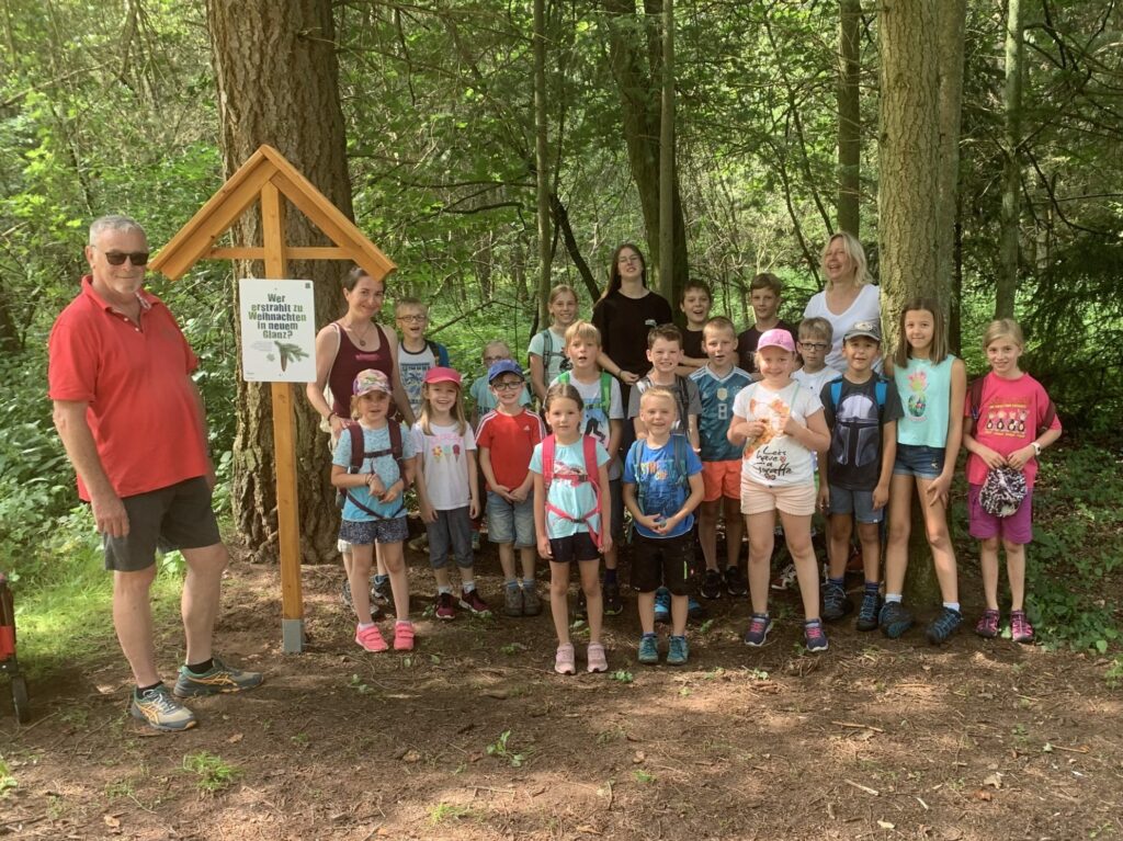 Erstes-Schild-mit-Kindern-scaled-e1631022120718